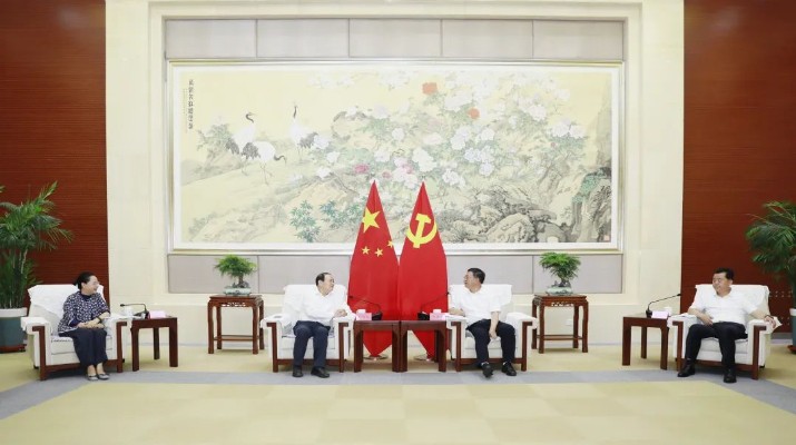 7月9日，集團(tuán)黨委書(shū)記、董事長(zhǎng)石培文一行赴定西市委市政府拜訪(fǎng)交流。定西市委書(shū)記汪尚學(xué)，市委副書(shū)記、市長(zhǎng)武和謙，市委常委、市委秘書(shū)長(zhǎng)寇繼軍，副市長(zhǎng)徐蘭軍，集團(tuán)黨委副書(shū)記、總經(jīng)理馬文玫，黨委委員、副總經(jīng)理